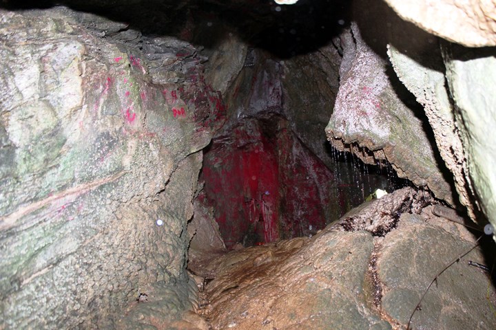 झरनाभित्रको गुफा