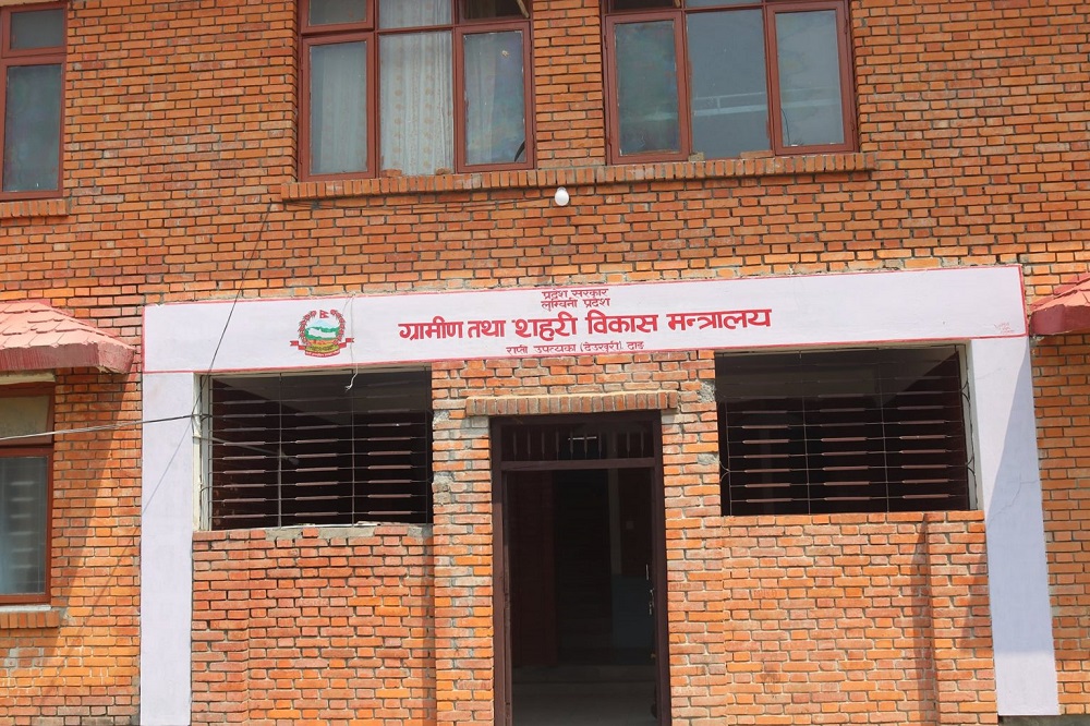 लुम्बिनी सरकारः मन्त्रालय दाङमा, मन्त्री र कर्मचारी बुटवलमा