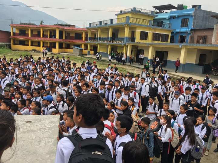विद्यार्थी र शिक्षक नै भाइरलले बिरामी पर्न थालेपछि लमजुङका दुई विद्यालय बन्द