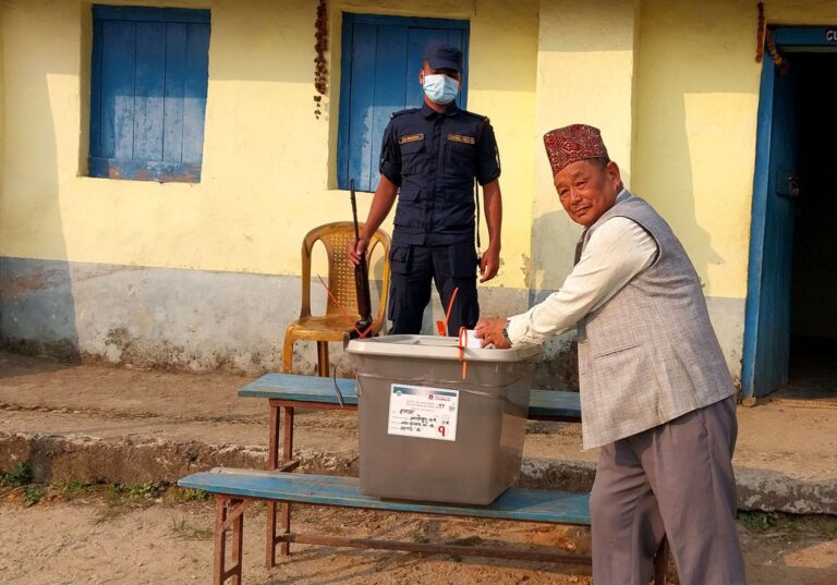 इलाम-२ र बझाङमा उत्साहपूर्वक मतदान शुरु