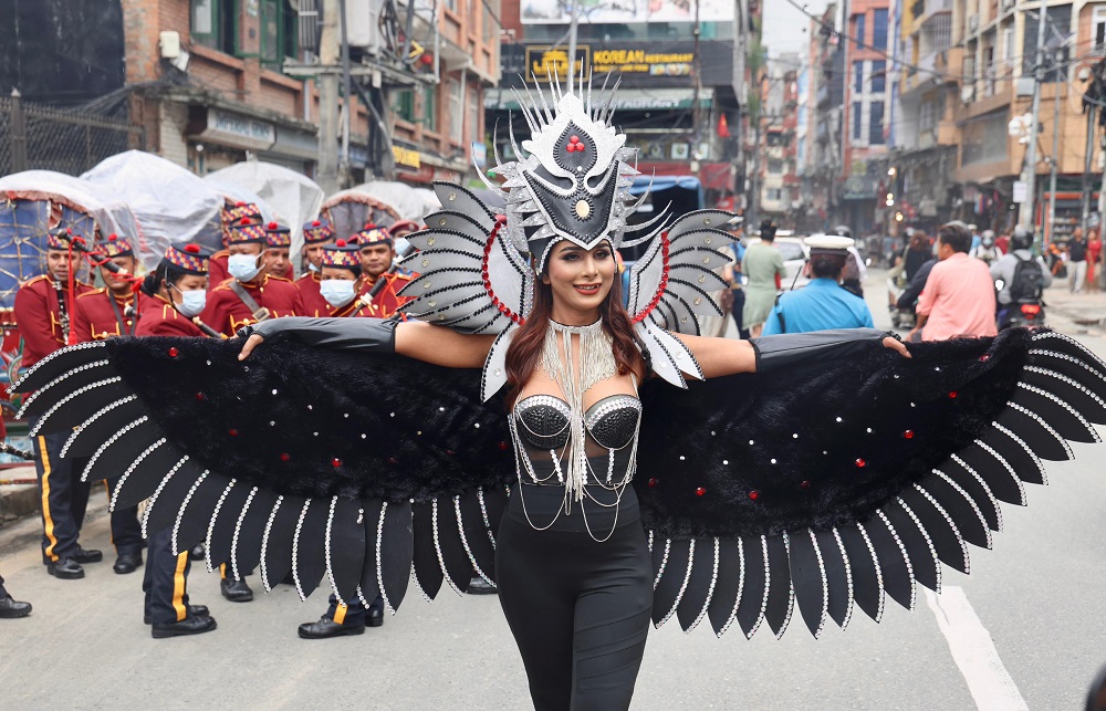 अल्पसंख्यक महिला तथा पुरुषहरु विभिन्न भेषभुषामा सजिएर गाईजात्रामा सहभागी (फोटोफिचर)