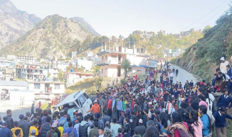 बाजुरामा गाडी दुर्घटना हुँदा दुई जनाको मृत्यु, तीन जना घाइते