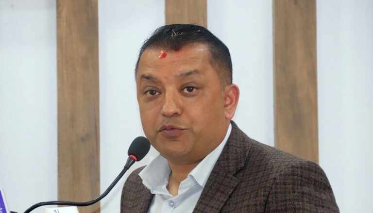 पैसा नभएर कसैले उपचारबाट वञ्चित हुनुपर्दैन: गगन थापा