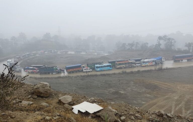 दाउन्नेमा शितलहरले फेरि बाटो बन्द, यात्रुहरु हिंडेरै गन्तव्यतर्फ जान बाध्य