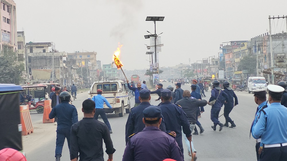 सरकारी अस्पतालमा सुधारको माग गर्दै मुख्यमन्त्री सिंहको पुतला दहन