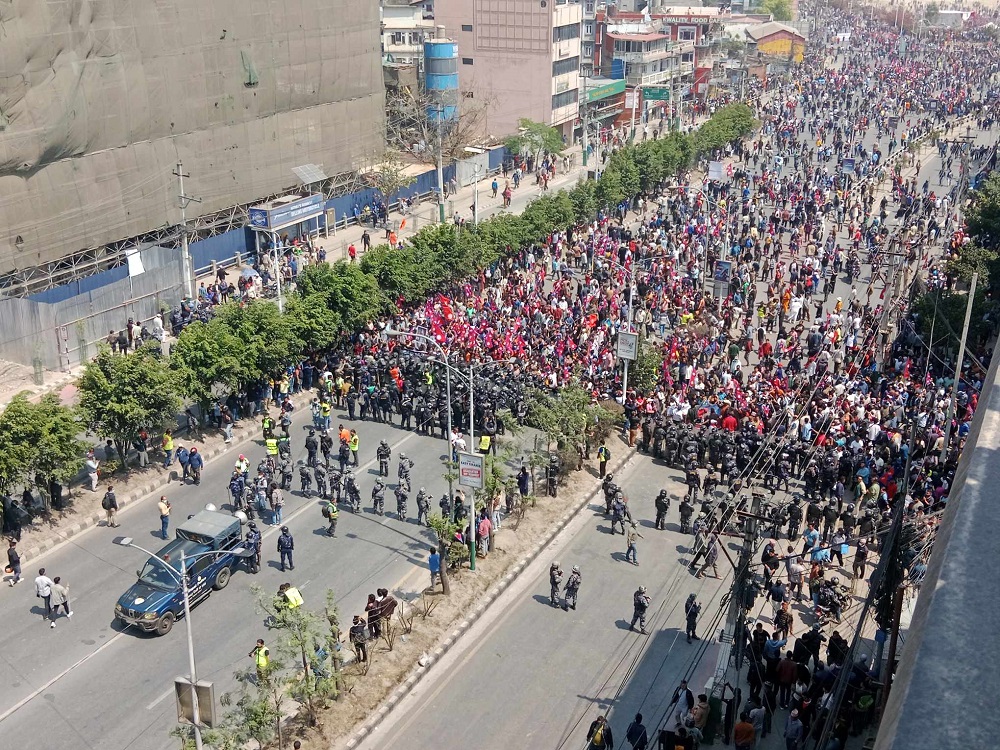 तीनकुने क्षेत्र तनावग्रस्त, प्रहरीद्वारा लाठीचार्ज र अश्रुग्याँस प्रहार