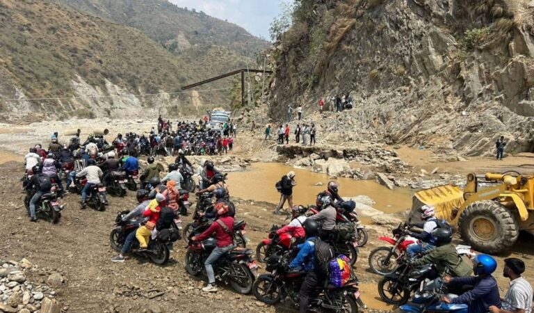 रोशी खोलामा बाढी, बीपी राजमार्ग अवरुद्ध