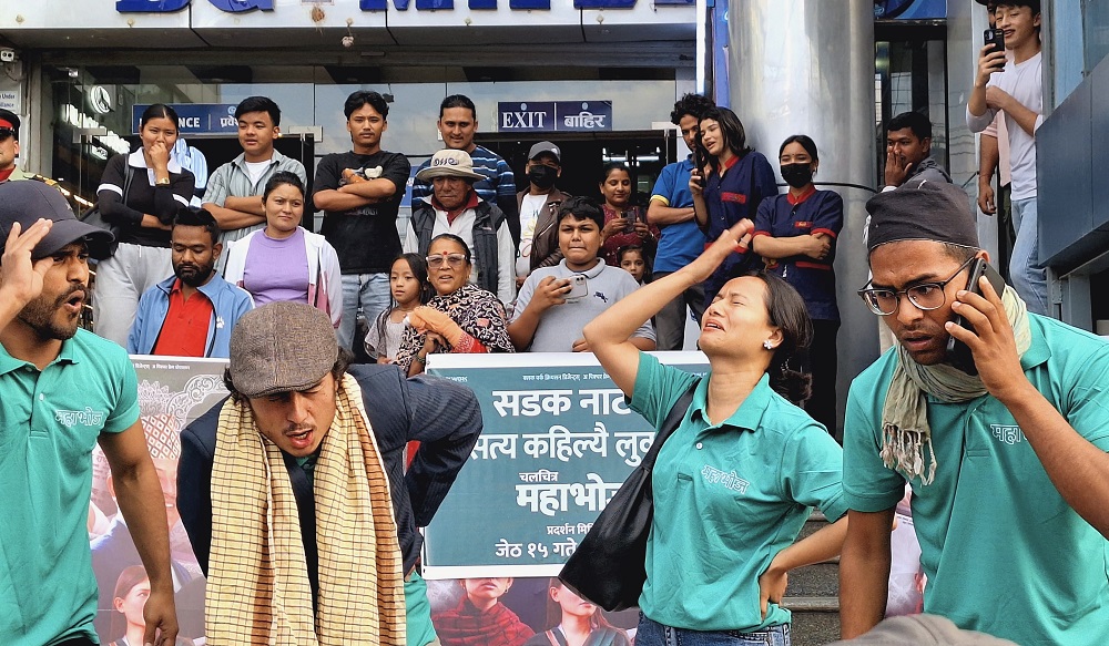 ‘महाभोज’ प्रचारका लागि ‘सत्य कहिल्यै लुक्दैन’ शीर्षकमा सडक नाटक
