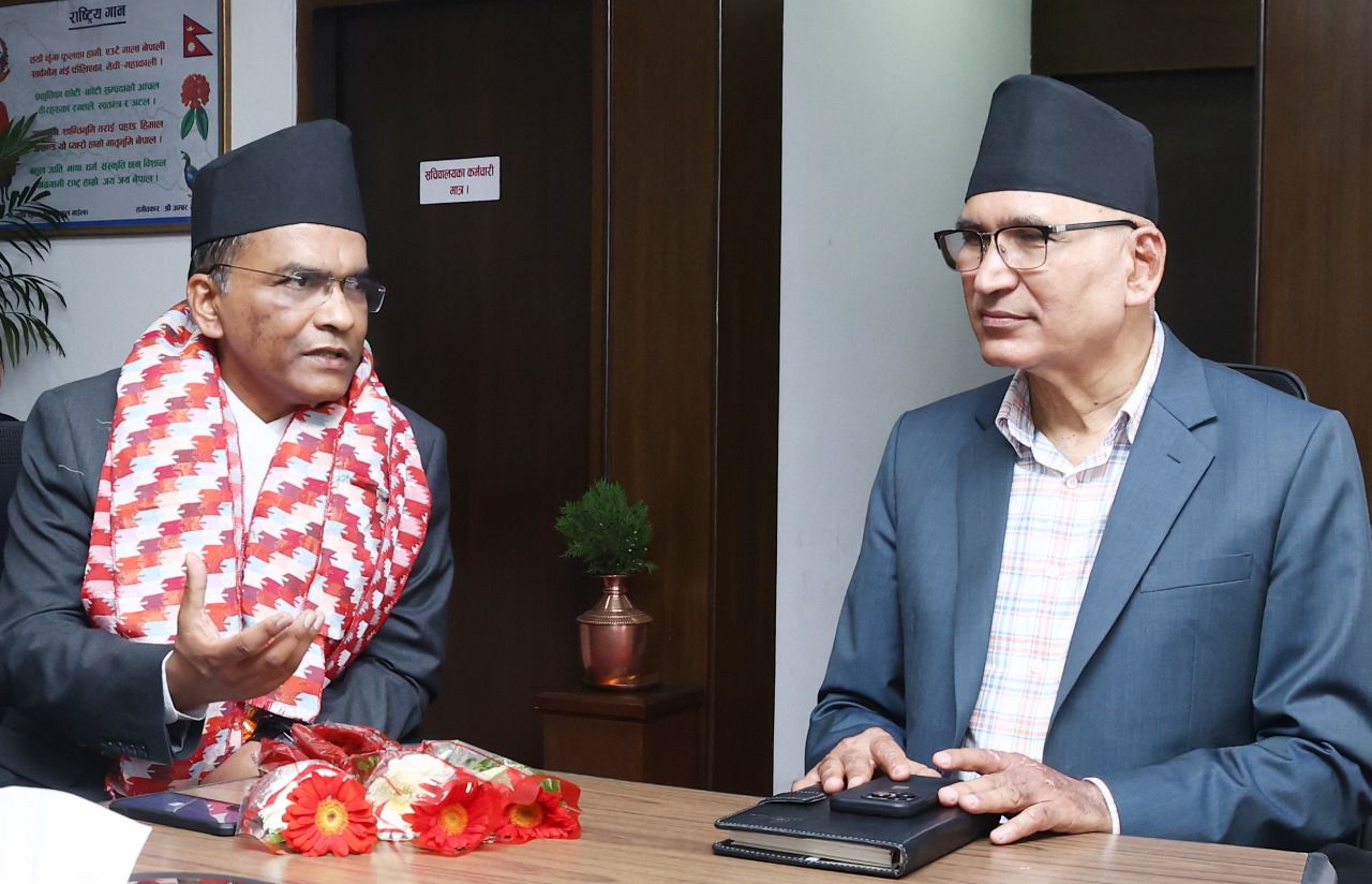 गभर्नर डा. विश्व पौडेलको अर्थमन्त्रीसँग भेट, वित्तीय समन्वयमा जोड