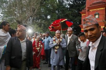 ६ तस्विरमा पूर्वराजा ज्ञानेन्द्रसहित राजपरिवारको नारायणहिटी मन्दिरमा पूजाआजा