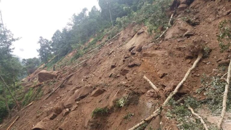 सिद्धबाबामा पहिरो खस्यो, बुटवल-पाल्पा सडक अवरुद्ध