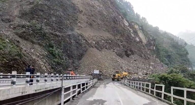 पहिरो झर्ने क्रम नरोकिएपछि मुग्लिन–नारायणगढ सडक सूचारु हुन सकेन