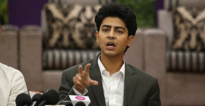 फेसबुकबाट राष्ट्र सम्बोधन गरी आम्दानी गरेको भन्दै प्रधानमन्त्रीको आलोचना