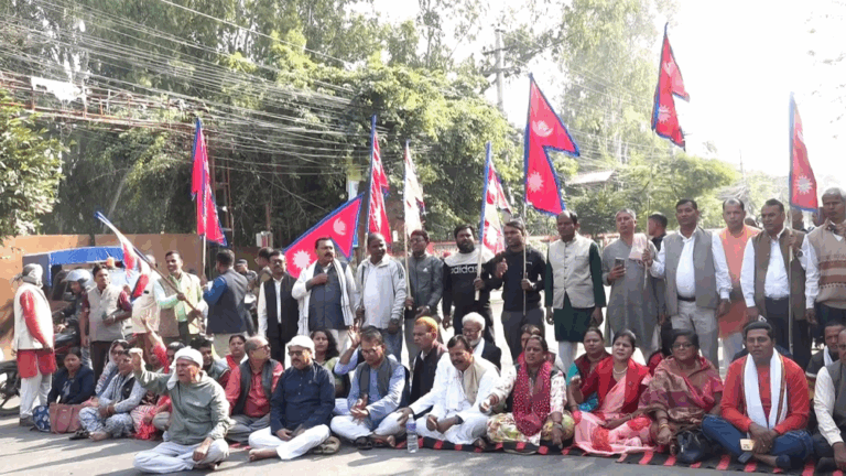 ‘असंवैधानिक सरकार’ विरोधमा सात दलको मधेस भवन अगाडि धर्ना जारी