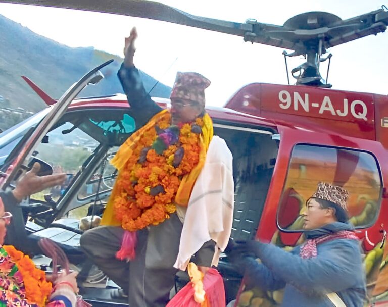हेलिकप्टर चढाएर हेडसरको बिदाइ, सबै भावुक