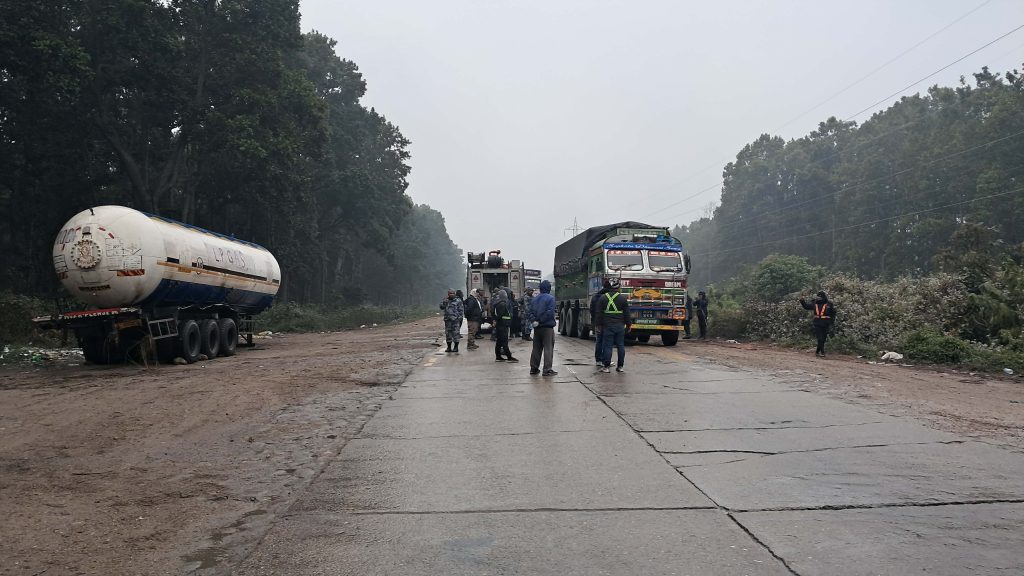 २४ घण्टापछि खुल्यो अवरुद्ध पूर्वपश्चिम राजमार्ग
