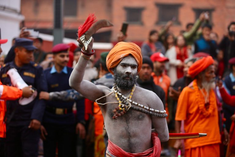 पशुपतिमा आएका साधुसन्तलाई दक्षिणासहित बिदाइ गरिँदै