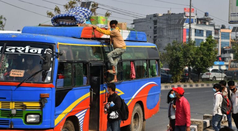 दसैँ मनाउन गाउँ फर्किनेको लर्को, २४ घण्टामा ५६ हजारभन्दा बढी यात्रु उपत्यकाबाहिर