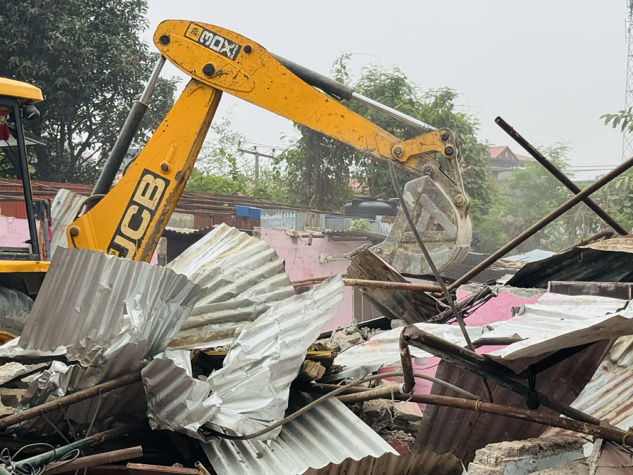अतिक्रमित संरचना हटाउन बुटवलमा पनि चल्यो डोजर