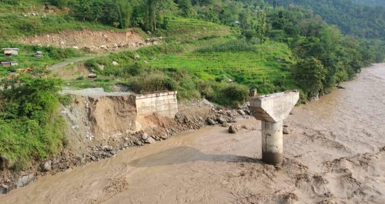 बाढीपहिरोले चार परिवार विस्थापित, जलविद्युत् आयोजनामा क्षति