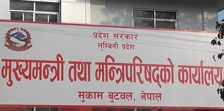 <p>घोराही (दाङ) । लुम्बिनी प्रदेश सरकार मन्त्रिपरिषद्बाट नेपाल कम्युनिष्ट पार्टी (एमाले)का मन्त्रीले राजीनामा दिएका छन् । आफूहरूले आज मुख्यमन्त्री चेतनारायण आचार्यसमक्ष सामूहिक रूपमा राजीनामा बुझाएको भौतिक पूर्वाधार विकास मन्त्री भूमिश्वर ढकालले बताए । मुख्यमन्त्रीसहित एमालेका पाँच मन्त्री रहेका थिए । तीमध्ये चार जनाले राजीनामा दिएका हुन् । राजीनामा दिनेमा भौतिक पूर्वाधार विकास मन्त्री भूमिश्वर ढकाल,…</p>
