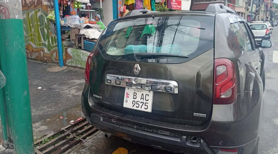 कांग्रेस सभापति गगन थापाको घरअगाडि पनि शंकास्पद गाडी पार्किङ, प्रहरीले क्रेनमार्फत हटाउँदै