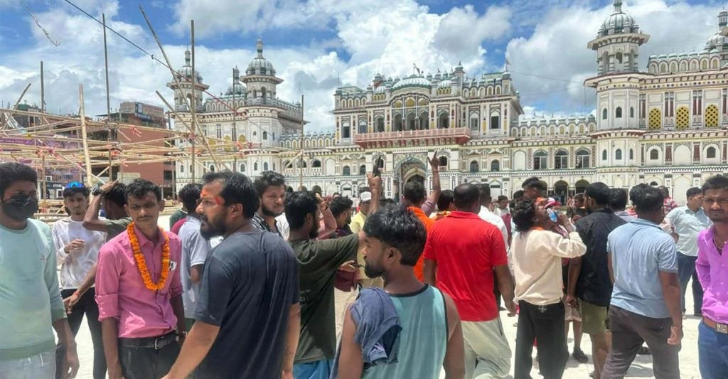 जनकपुरको जानकी मन्दिरमा हर्क साम्पाङका समर्थकमाथि दुर्व्यवहार