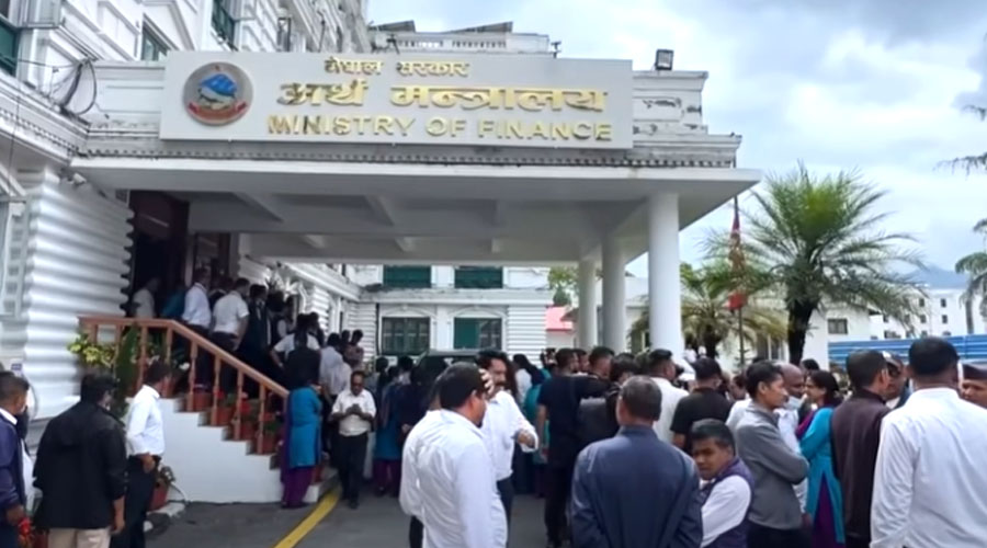 अस्थायी र करार कर्मचारीको अर्थ मन्त्रालयमा धर्ना, सेवा निरन्तरताको माग