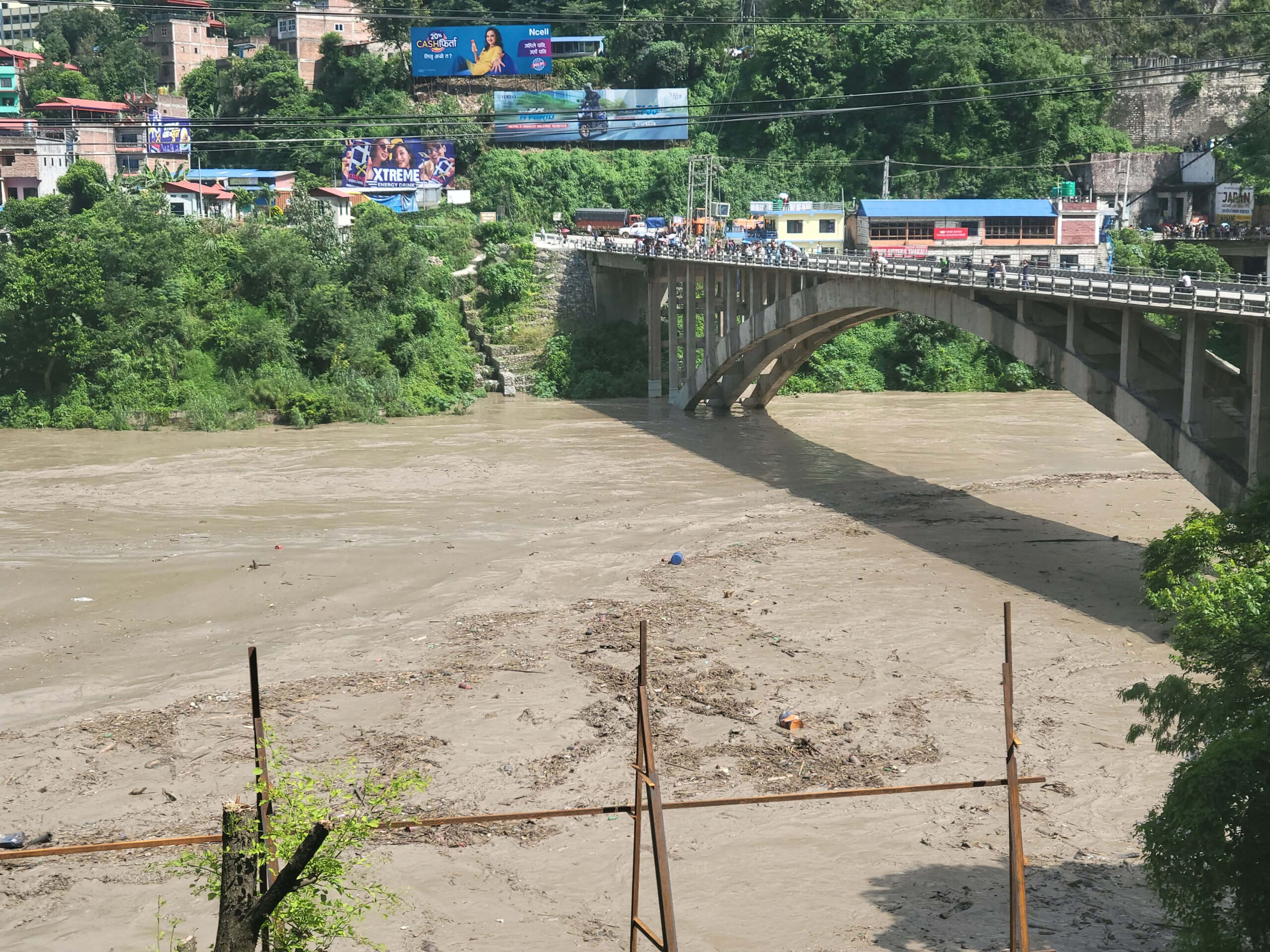 बाढीले बगायो बाटो, पुल र सडकका अवशेषले थिचियो पृथ्वी राजमार्ग