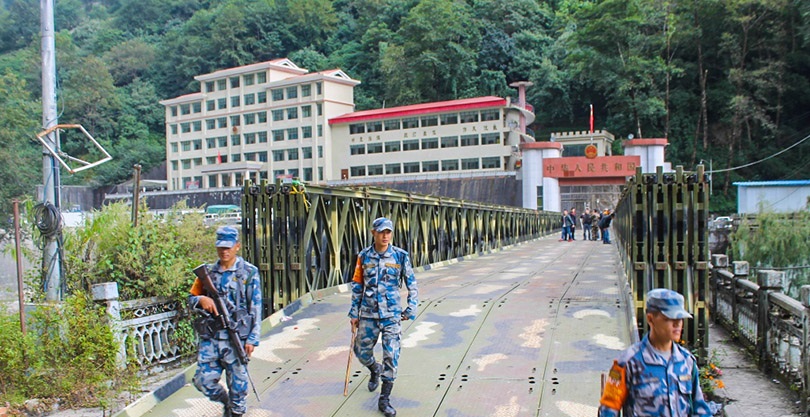 दसैँका सामान भित्र्याउन तीन दिनका लागि खुल्यो तातोपानी नाका, सीमापारि ४५ कन्टेनर प्रतीक्षामा
