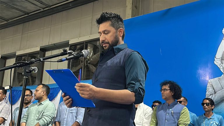 <p>काठमाडौं । राष्ट्रिय स्वतन्त्र पार्टी (रास्वपा) सभापति रवि लामिछानेले पार्टीका सांसद र मन्त्रीहरूसँग सामुहिक छलफल गर्दैछन् । बुधवार बिहान ११ बजे संसदीय दलको कार्यालय सिंहदरबार सभापति लामिछानेले सामुहिक छलफल गर्न लागेका हुन । मुख्य सचेतक कवीन्द्र बुर्लाकोटीका अनुसार सरकारको काम र संसदीय भूमिका प्रभावकारी बनाउने विषयमा सभापति लामिछानेले सामुहिक छलफल गर्न लागेका हुन् । संसद…</p>
