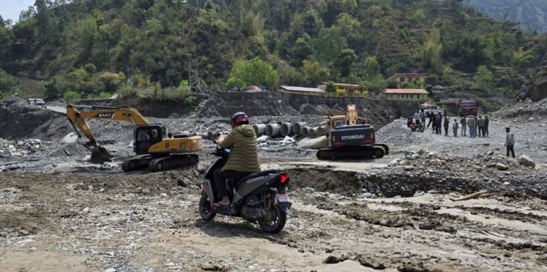 वर्षा र पहिरोले सडक अवरुद्ध, बीपी र टोखा–छहरे खण्डमा रात्रिकालीन सवारीमा रोक