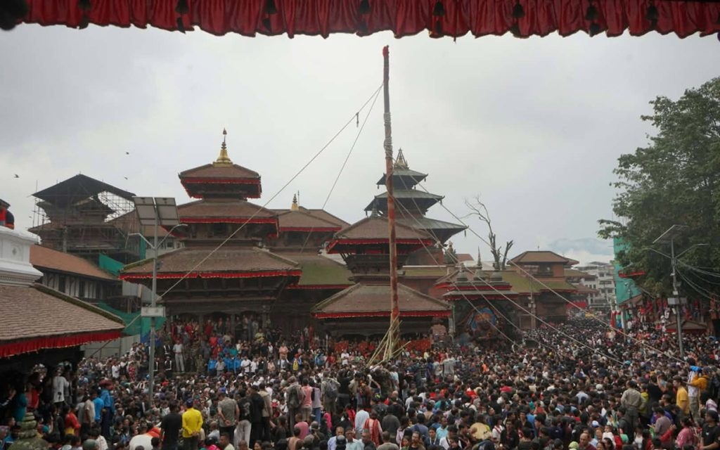 वसन्तपुरबाट इन्द्रजात्रा सुरु, इन्द्रध्वजासहितको लिङ्गो ठड्याइयो