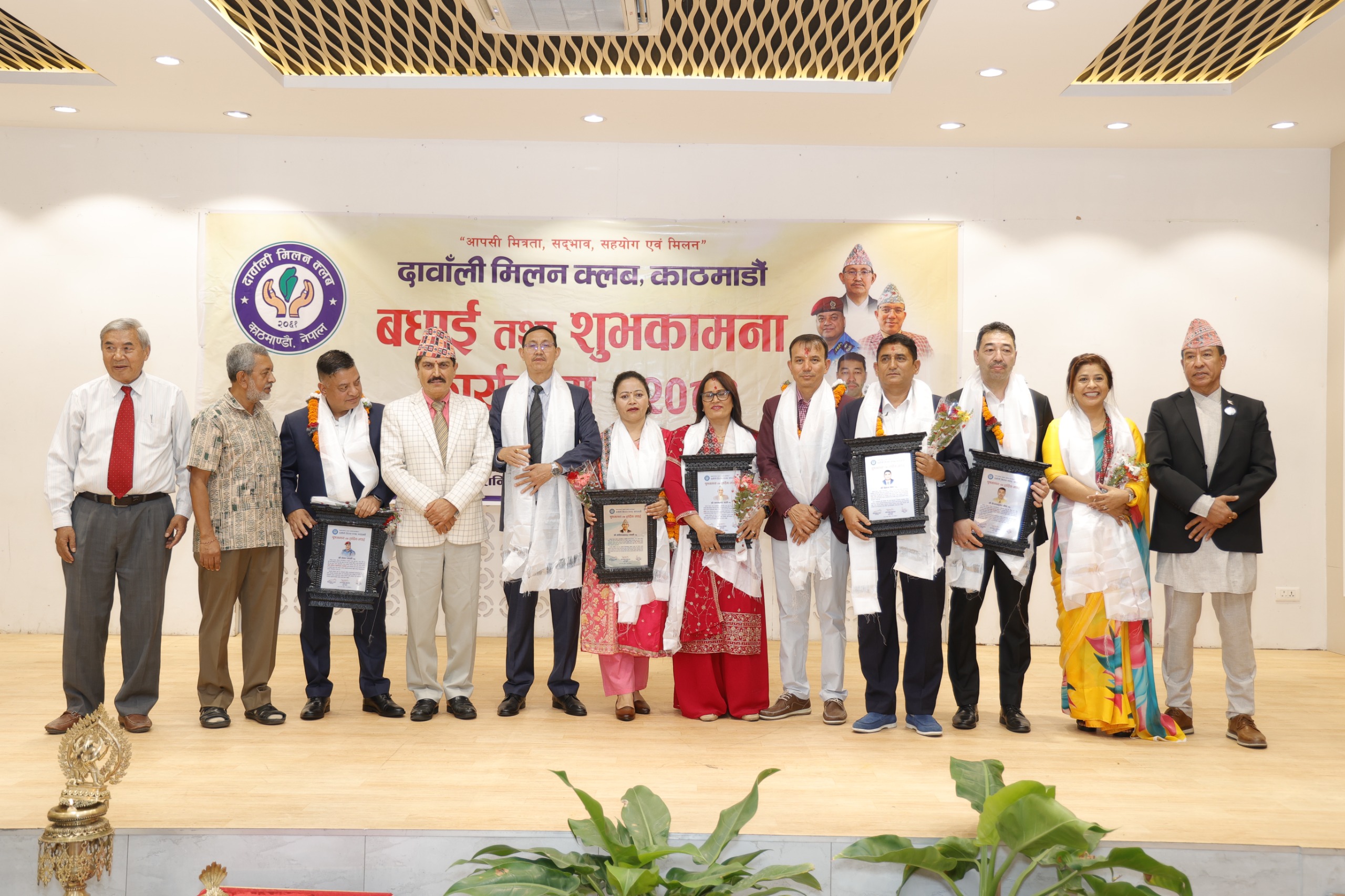 <p>काठमाडौं । दावाँली मिलन क्लबले भोजपुरमा जन्मिएर राष्ट्रका विभिन्न क्षेत्रमा उच्च जिम्मेवारीमा पुगेका पाँच व्यक्तित्वलाई सम्मान गरेको छ। क्लबले आज काठमाडौंमा आयोजना गरेको कार्यक्रममा नेपाल सरकारको मुख्य सचिवमा पदोन्नति भएका गोविन्दबहादुर कार्की, सचिवमा पदोन्नति भएका उत्तरकुमार खत्री, प्रहरी अतिरिक्त महानिरीक्षक (एआईजी)मा बढुवा भएका ईश्वर कार्की, कर्मचारी सञ्चय कोषको कार्यकारी प्रमुखमा नियुक्त विजयकुमार श्रेष्ठ र स्वतन्त्र…</p>
