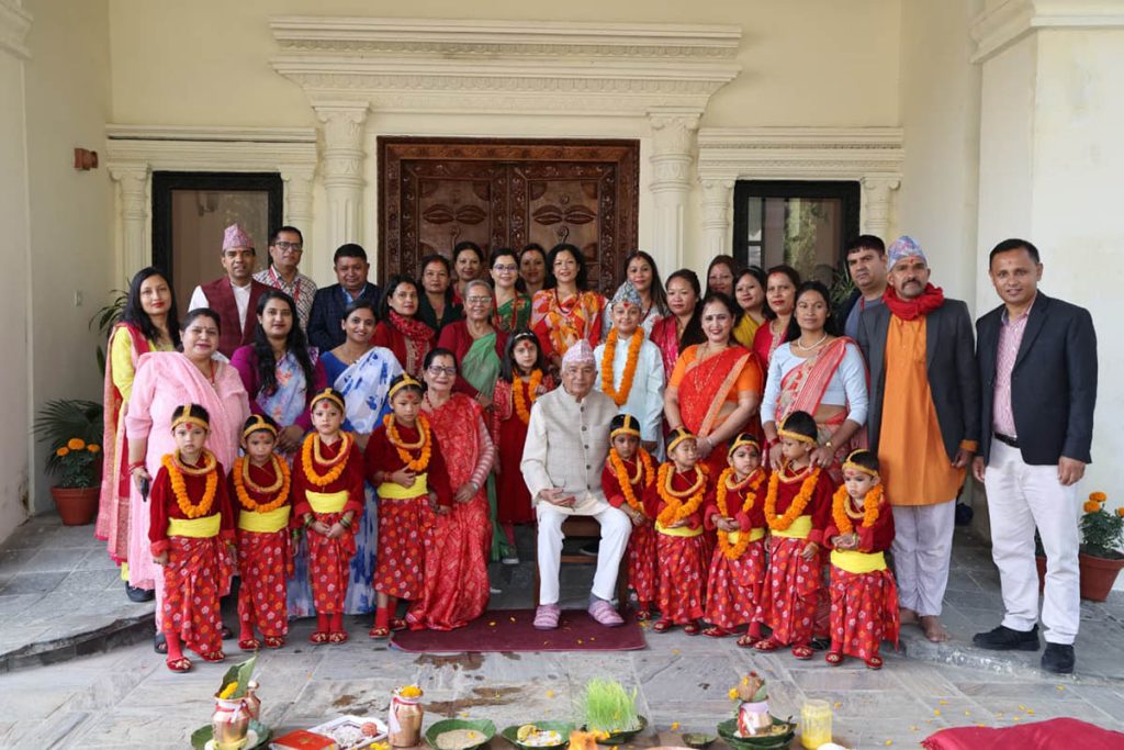 राष्ट्रपति पौडेलद्वारा शीतल निवासमा नवकन्याको पूजा, टीका र उपहार प्रदान