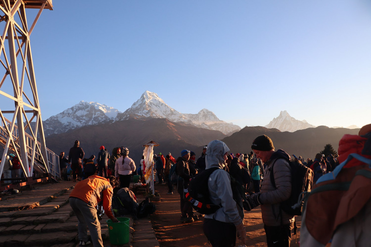 हिमालमा सुनौलो घाम, पुनहिलमा पर्यटकको चहलपहल