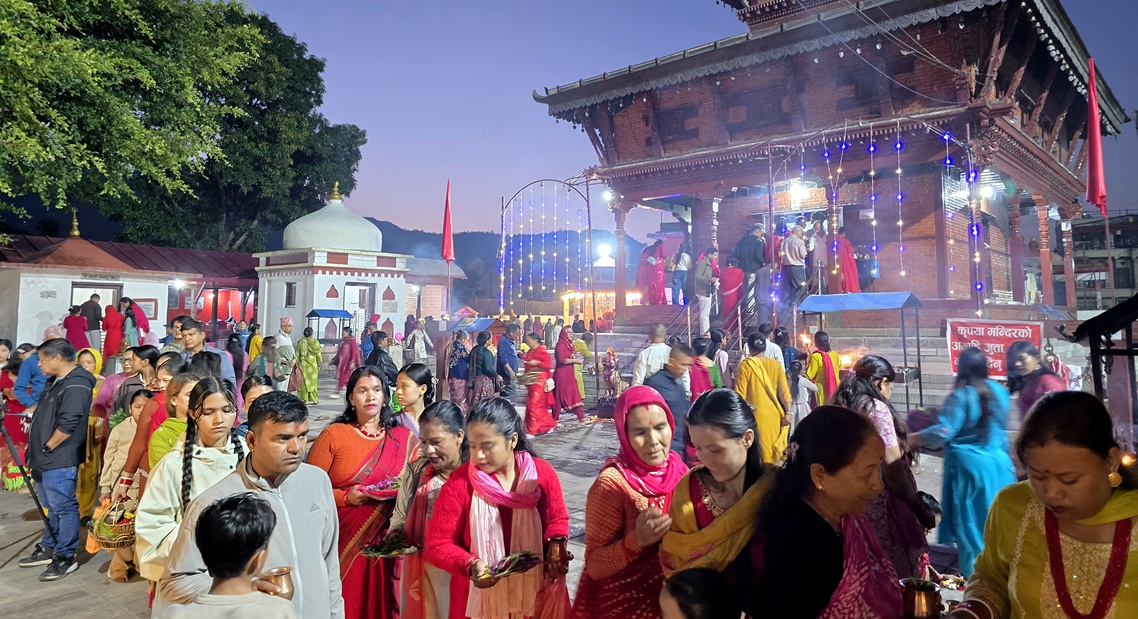 महाअष्टमीको रौनक: शक्तिपीठमा बिहानैदेखि भक्तजनको घुइँचो, कालरात्रि पूजाको विशेष तयारी
