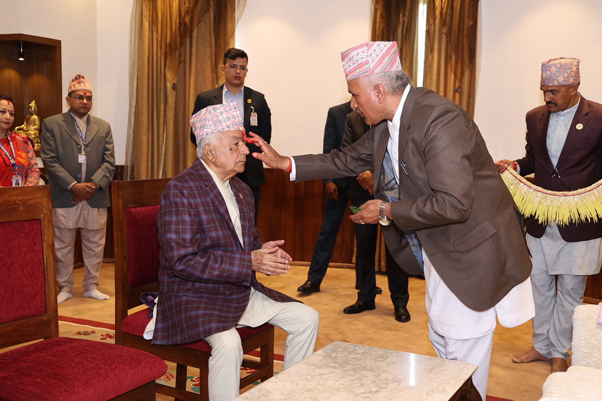 राष्ट्रपति पौडेलले लगाए दसैँको टीका, बिहान १०:२६ बजे ग्रहण गरे प्रसाद